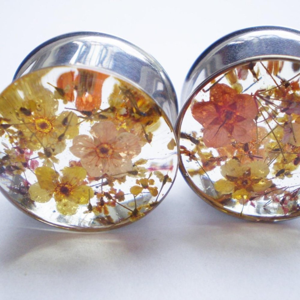 NWT Floral ear plugs/ gauges (8mm)